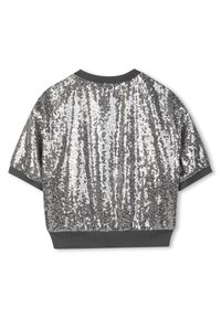 Korte mouw crop top met een zilveren paillettendesign, voorzien van een effen grijze geribbelde halslijn en onderrand, wat zorgt voor een textuur en reflecterende afwerking.