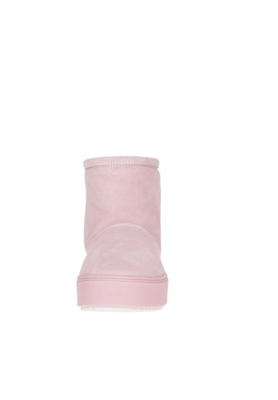 Botines de ante rosa hasta el tobillo con punta redonda, textura suave y suela de goma plana y lisa. Diseño minimalista, sin herrajes ni acentos visibles.