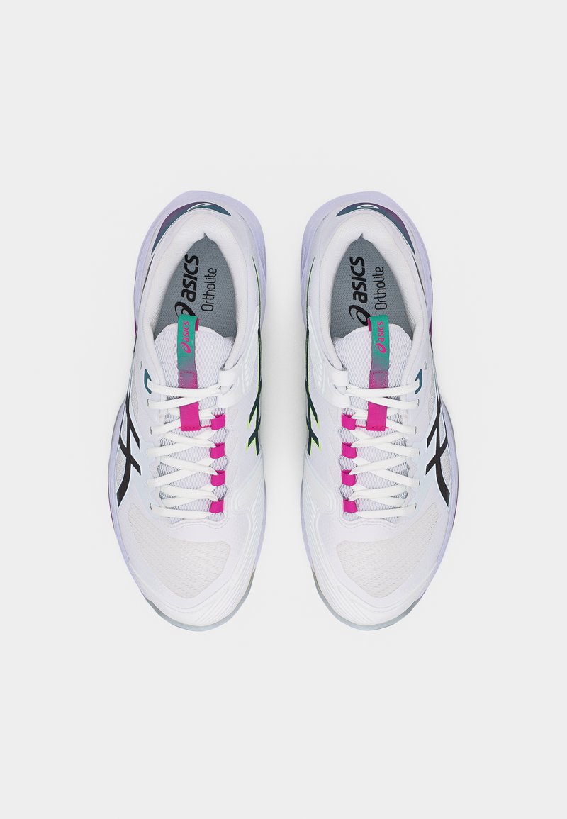 Paire de chaussures de course blanches Asics avec des rayures noires, des passants de lacets roses et une tige en mesh dynamique, vues de dessus sur un fond uni.