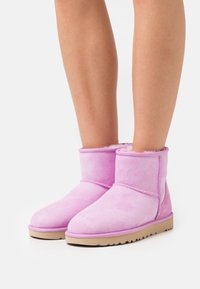 UGG CLASSIC MINI II - Botas de inverno - wildflower