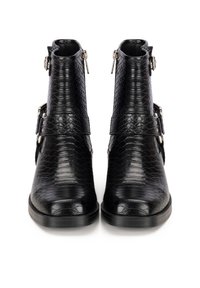Botas de tobillo negras con un patrón de piel de serpiente texturizado, detalles en metal plateado, dos correas con hebillas y una suela plana.