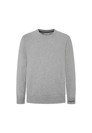 Suéter gris de manga larga con cuello redondo. Presenta puños y dobladillo acanalados, y un pequeño detalle del logo en el puño. Textura suave.