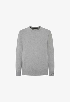 Suéter gris de manga larga con cuello redondo. Presenta puños y dobladillo acanalados, y un pequeño detalle del logo en el puño. Textura suave.