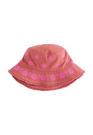 Rožinės spalvos medžiaginė kibiro formos kepurė su tamsiau rožiniais siuvinėtais gėlių raštais ir nusitrynusia briauna aplink kraštą.