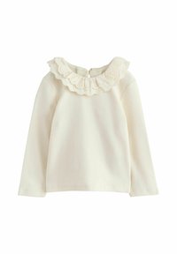 Camicia a maniche lunghe color crema con colletto in pizzo a volant, caratterizzato da dettagli a occhio di pernice, progettata per un bambino.