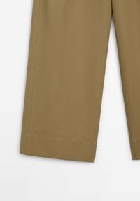 Pantalon kaki à coupe droite, texture lisse, ourlet plié et couture ajustée. Fabriqué dans un tissu léger et respirant.