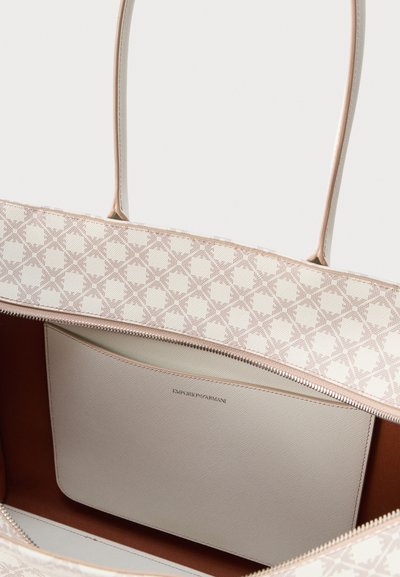 Μπεζ τσάντα tote με σχέδιο, δύο λαβές, ανοιχτό φερμουάρ που αποκαλύπτει καφέ εσωτερικό και μπεζ εσωτερική τσέπη με την επιγραφή "Emporio Armani".