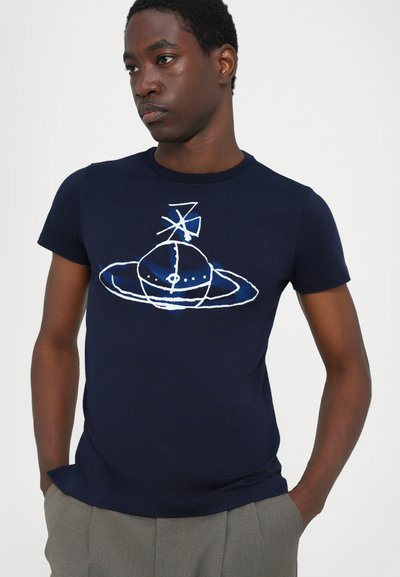 Navyblaue Kurzarm-T-Shirt aus Baumwolle mit einem weißen und blauen Grafikdesign eines Planeten mit Ringen. Runder Ausschnitt, taillierte Passform.