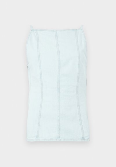 Μικρή φούστα από ανοιχτό μπλε τζιν με κάθετες ραφές και λεπτές τιράντες, παρουσιάζεται σε απλό λευκό φόντο.
