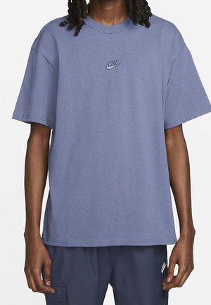Oversized lavendelkleurig T-shirt van katoen met korte mouwen, voorzien van een klein geborduurd Nike-logo op de borst.
