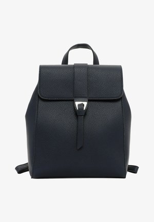 Granatowy skórzany plecak o fakturowanej powierzchni, z klapą złożoną na zakładkę, srebrnymi okuciami i regulowanymi paskami na ramiona.