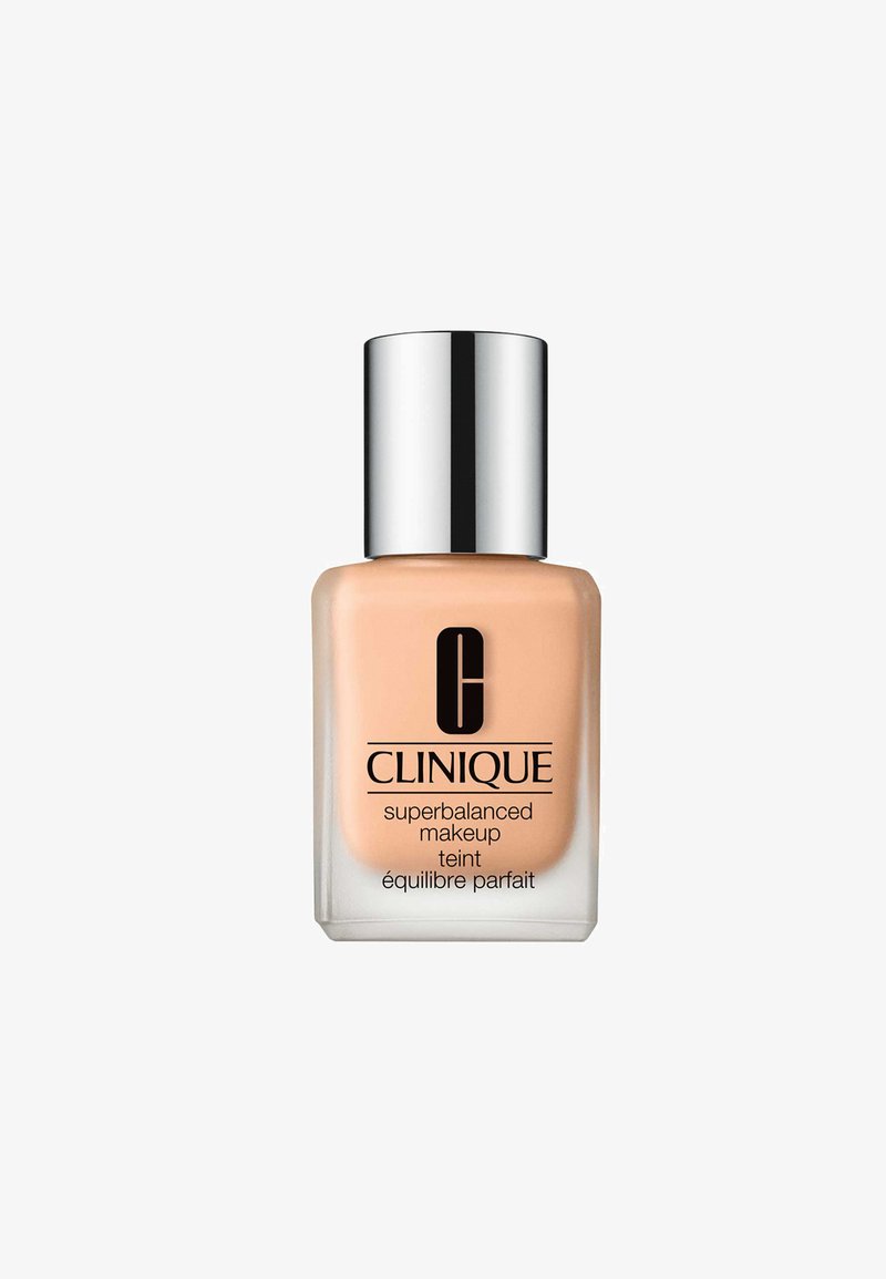 Clinique Superbalanced Makeup i en glassflaske, med et sølvmetallisk lokk, lys beige væske og trykt svart logo og tekst.