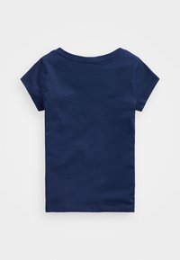 Tmavě modré bavlněné tričko s krátkými rukávy a kulatým výstřihem. Hladká textura, jednoduchý design, bez vzorů nebo zdobení.