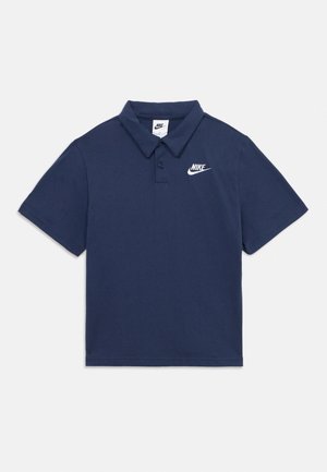Polo Nike bleu marine à manches courtes avec col, deux boutons et logo Nike blanc sur le côté gauche de la poitrine.