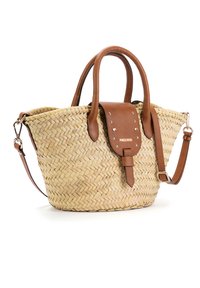 Bolso de paja tejido con asas de cuero marrón, cierre de solapa con tachuelas doradas y correa de hombro desmontable, con la marca "Pikolinos" en la solapa.