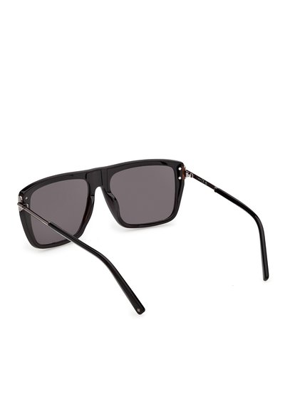 Gafas de sol con montura cuadrada negra, lentes oscuras y varillas negras delgadas, fotografiadas en una vista trasera en ángulo sobre un fondo blanco.