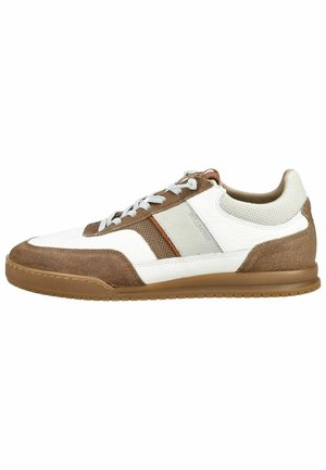 Sneaker casual a taglio basso in suede bianco e marrone con chiusura frontale con lacci e suola in gomma, dettagli sul pannello laterale per stile e supporto.