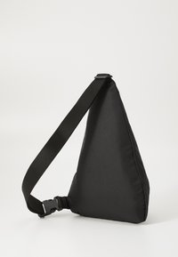Geantă de umăr triunghiulară, neagră, fabricată dintr-un material durabil. Dispune de o curea ajustabilă și o cataramă sigură. Textură netedă, design minimalist.