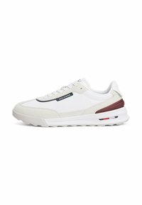 Sneaker bianco con una parte superiore in suede testurizzato e pelle liscia, caratterizzata da un accento bordeaux sul tallone e un'etichetta nera con il marchio di lato.