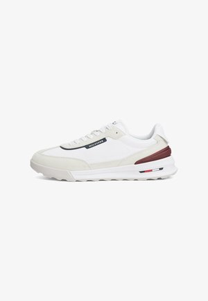 Trainers - white