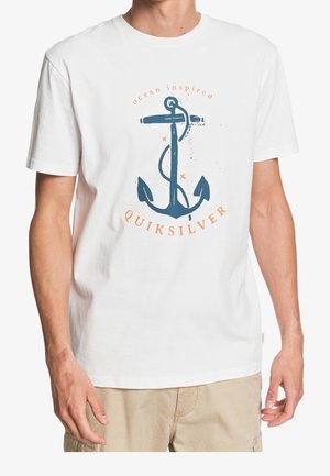 Weißes Baumwoll-T-Shirt mit einem blauen Anker-Graphic und orangefarbener Schrift "ocean inspired" und "QUIKSILVER", mit kurzen Ärmeln und lockerer Passform.