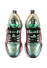 Metalliska teal- och rosa sneakers med svarta snörningar, med en texturerad yta, tjock sula och varumärke på tungan och hälen.
