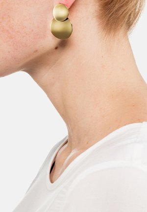 Orecchini in metallo color oro con due dischi circolari, uno più grande che si sovrappone leggermente al più piccolo. Superfici lisce e finitura lucida.