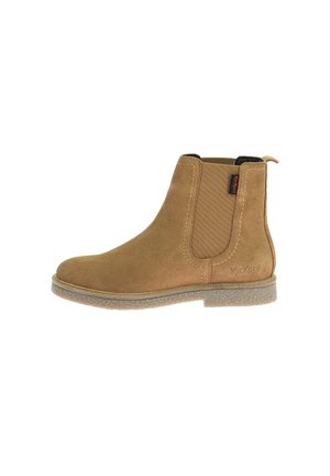 Bottines en daim beige avec des panneaux latéraux élastiques, des coutures décoratives et une semelle en caoutchouc texturé. Présente un logo Kickers sur le côté extérieur.