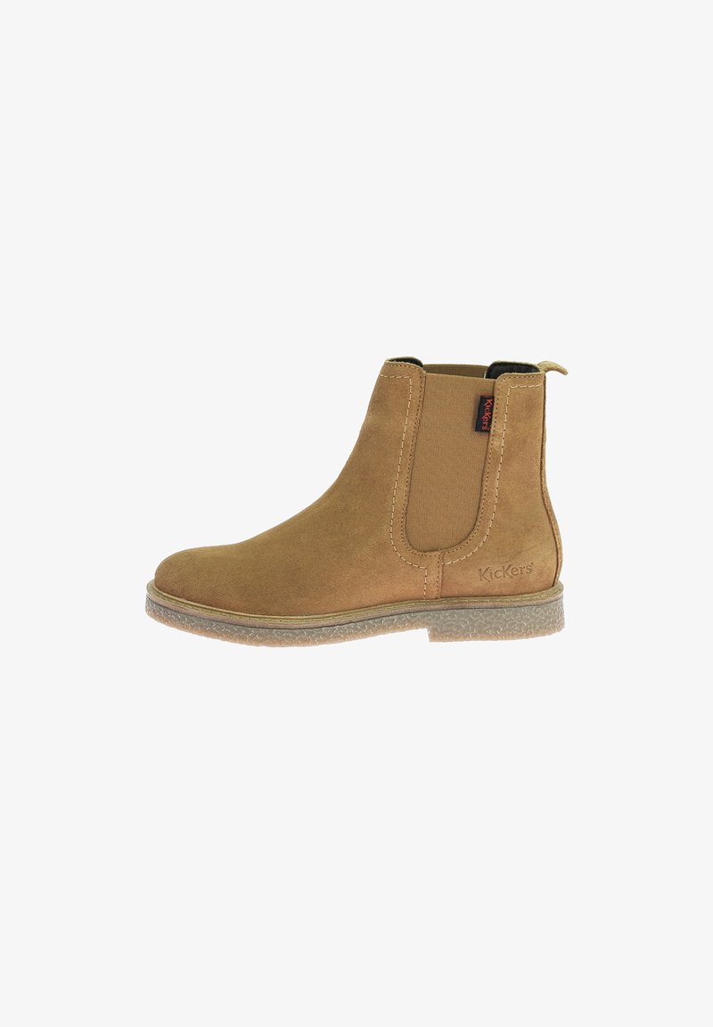 Bottines en daim beige avec des panneaux latéraux élastiques, des coutures décoratives et une semelle en caoutchouc texturé. Présente un logo Kickers sur le côté extérieur.
