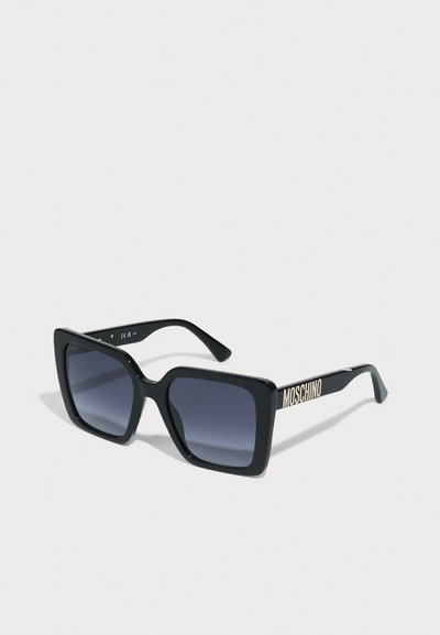 Gafas de sol cuadradas negras con lentes oscuros degradados. Presentan unas monturas negras audaces y un logo dorado de Moschino en las patillas. Acabado suave y brillante.