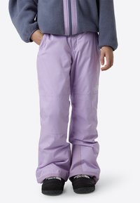 Μωβ αδιάβροχο παντελόνι με άνετη εφαρμογή, με λείο ύφασμα, πλαϊνές τσέπες και μικρό λευκό λογότυπο στον μηρό.