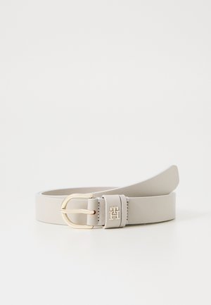 Lichtbeige leren riem met gouden afgeronde gesp en een klein gouden "H" detail aan de riemlus.