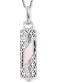 Ciondolo in argento con un intricato motivo floreale intagliato e un interno rosa liscio. Presenta un anello per il fissaggio e una finitura lucida.