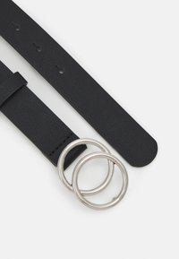 Ceinture en cuir noir avec une texture lisse, dotée de deux anneaux en argent entrelacés comme boucle et de multiples trous d'ajustement.