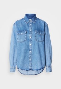 Džínová košeľa v svetlomodrej farbe s klasickým golierom, zapínaním na gombíky, dvoma náprsnými vreckami a zaobleným lemom s preš�ívaním.
