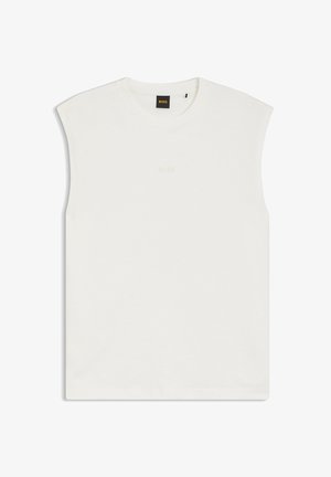 Biała bezrękawnikowa koszulka z okrągłym dekoltem, z subtelnym haftowanym logo "BOSS" na piersi i czarną metką na kołnierzyku.