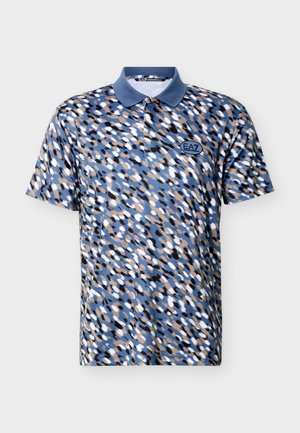 Κοντομάνικο πόλο μπλουζάκι με μπλε γιακά και αφηρημένο μπλε, μπεζ, μαύρο και λευκό σποτέ μοτίβο, με το λογότυπο EA7 Emporio Armani στο στήθος.