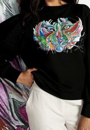 Zwarte sweatshirt met een kleurrijk abstract tijgerontwerp op de voorkant. De stof lijkt zacht, met een ontspannen pasvorm en geribde manchetten.