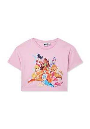 T-shirt cropped rosa con sei fate animate del Winx Club in abiti colorati, sedute e in piedi in gruppo sulla parte frontale.