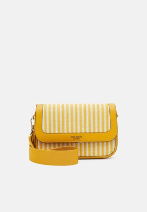 Geel-wit gestreepte crossbodytas met brede gele band en gele leren klep op een effen achtergrond.