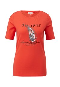 T-shirt femme à manches courtes orange vif avec texte noir "discover" et motif décoratif au centre devant.