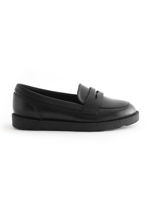 Mocassin en cuir noir avec une semelle en caoutchouc basse, un bord festonné décoratif et une lanière sur le dessus avant.