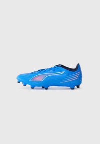 Blauer Fußballschuh mit strukturiertem Synthetik-Obermaterial, schwarzen Akzenten und einem schlanken Design. Ausgestattet mit vorgeformten Stollen für Traktion.