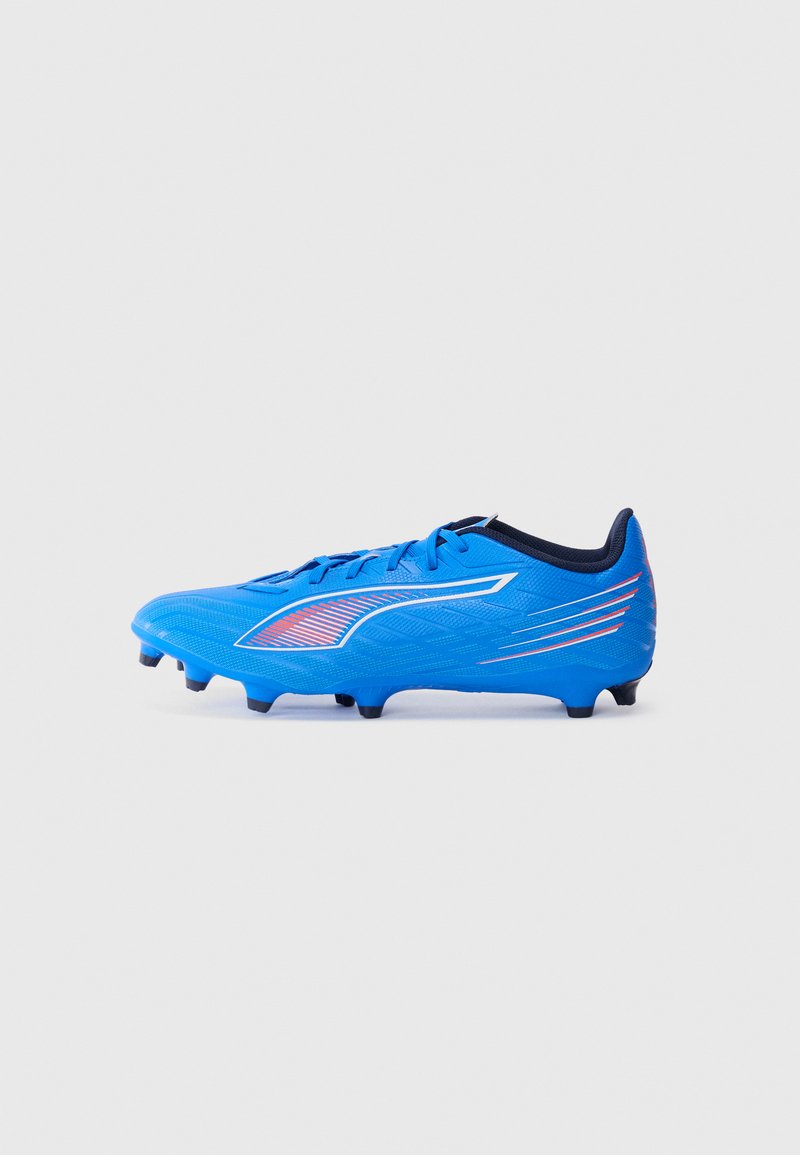 Blauer Fußballschuh mit strukturiertem Synthetik-Obermaterial, schwarzen Akzenten und einem schlanken Design. Ausgestattet mit vorgeformten Stollen für Traktion.