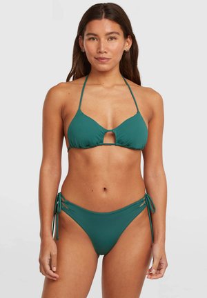Teal bikini set met een driehoekige top met een sleutelgat-uitgesneden detail en verstelbare zijstriksluitingen aan de broekjes. Gladde stof met minimale versiering.
