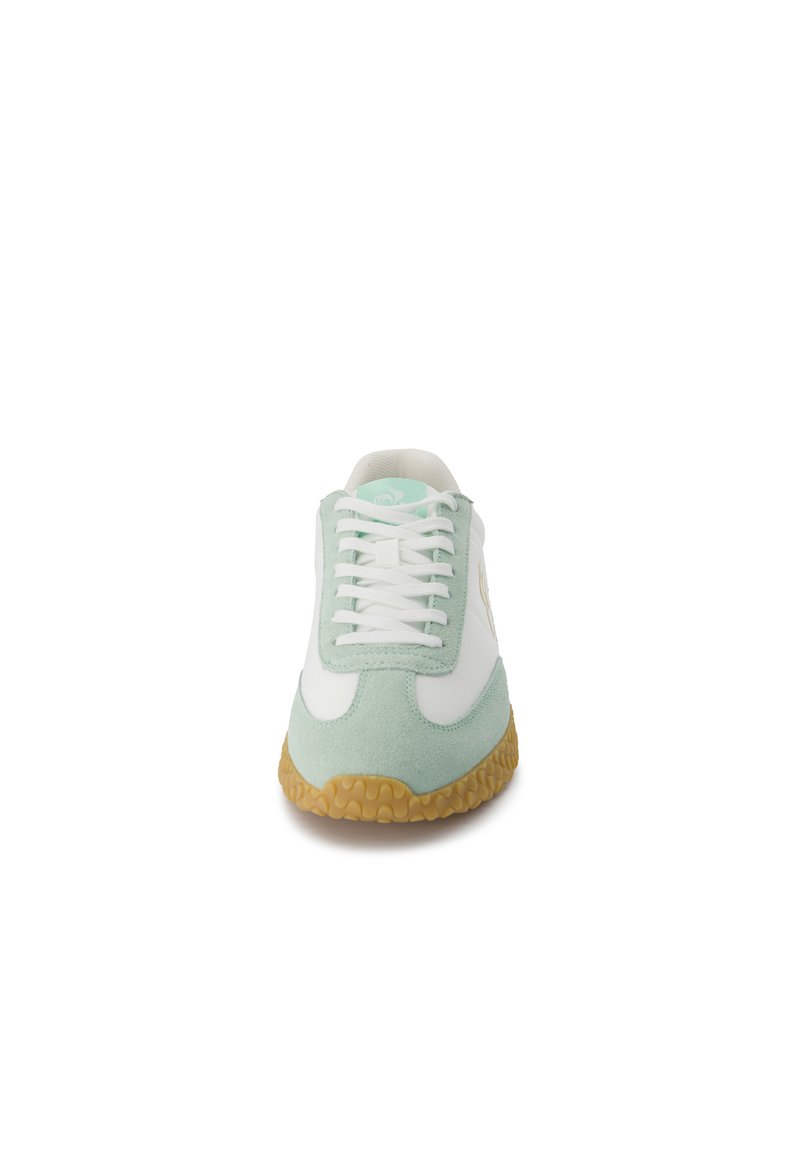Zapatilla de color verde claro y blanco con una parte delantera de ante, laterales de tela blanca y una suela de goma, con un diseño clásico de cordones.
