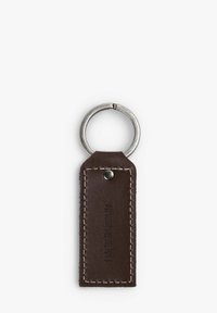 Llave de cuero marrón con bordes cosidos, que presenta un anillo metálico y un detalle de botón a presión. La cubierta tiene texto grabado.