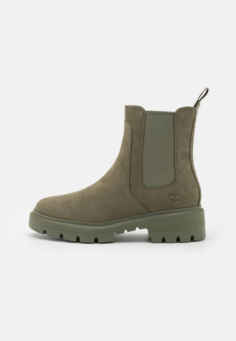 Botte Chelsea vert olive avec panneaux latéraux élastiques, languette à l'arrière, semelle robuste et logo Timberland sur le côté du talon.