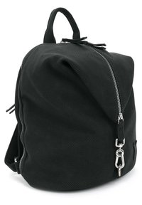 Juodas faktūruotas kuprinės krepšys su sidabriniu užtrauktuku, einančiu įstrižai, ir metaliniu sagtimi, pritvirtinta prie užtrauktuko traukimo, minkšta rankena viršuje.