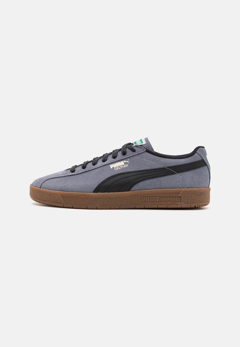 Baskets Puma Delphin grises avec bande noire, semelle en gomme, design à lacets et logo Puma contact sur le côté.